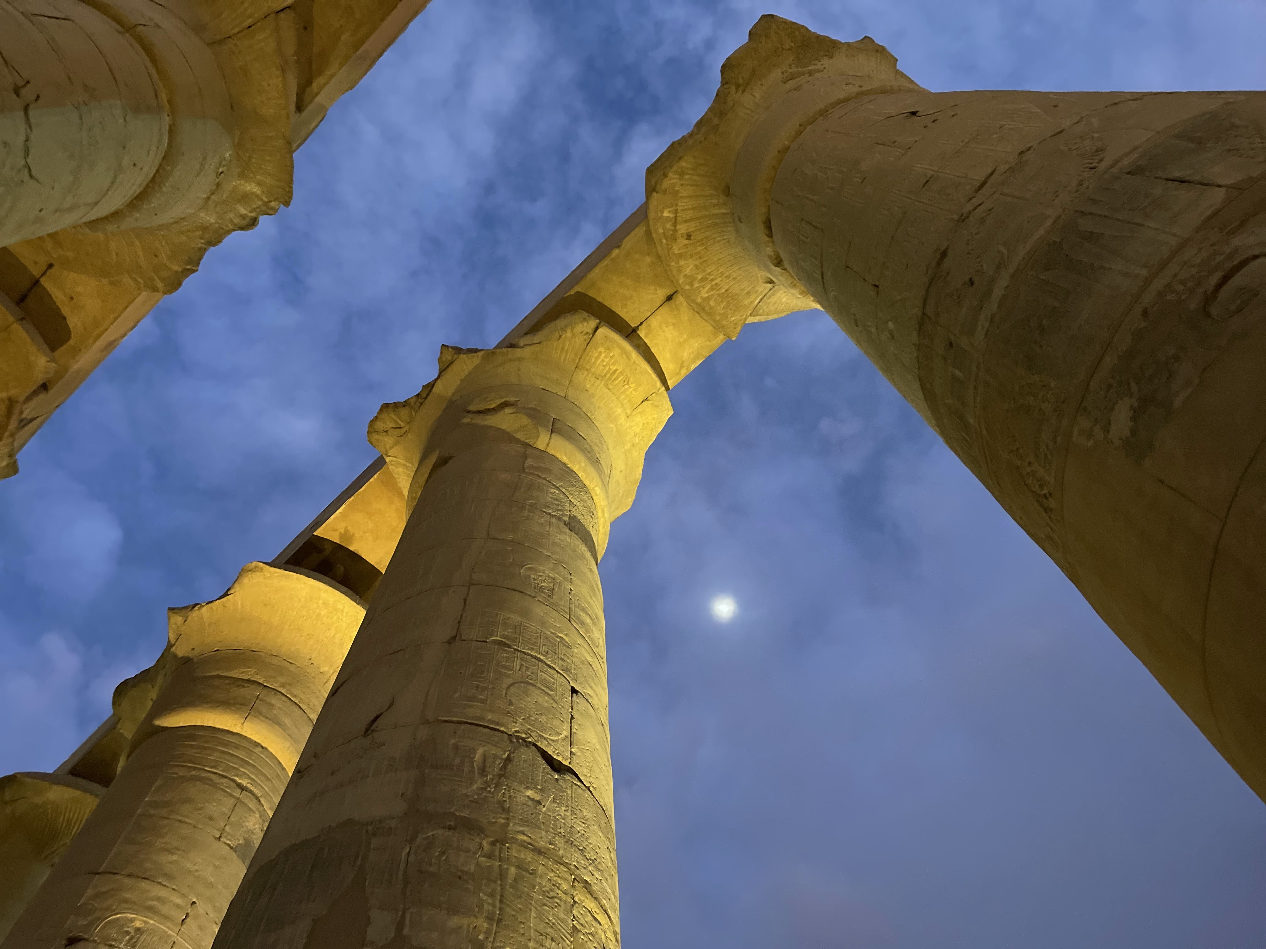 alt="Luxor at night"